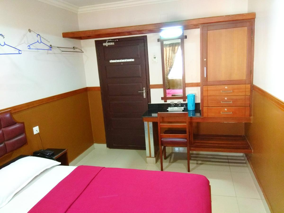 Hotel Maple Regency Kochi Екстер'єр фото