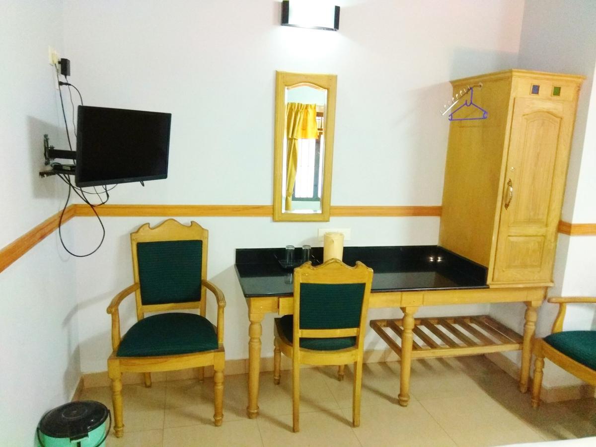 Hotel Maple Regency Kochi Екстер'єр фото