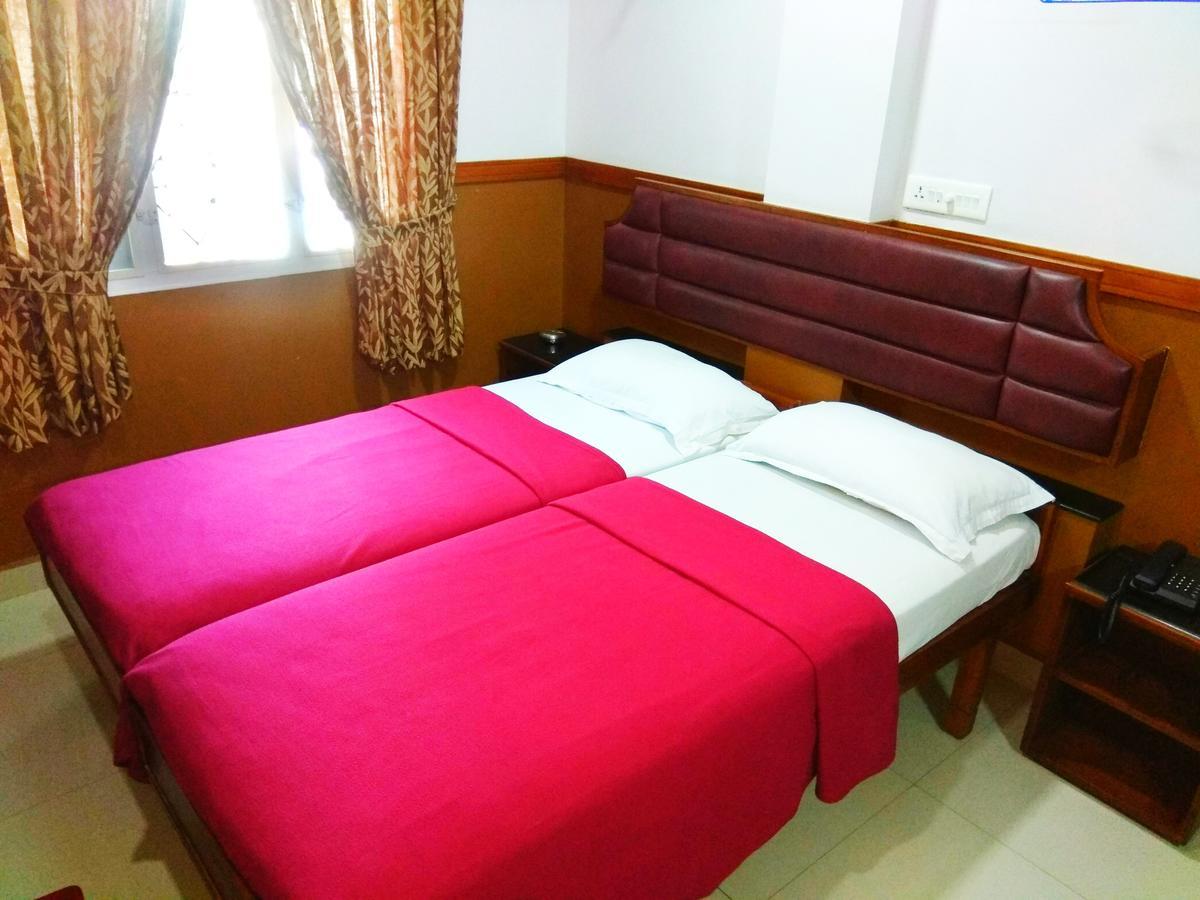 Hotel Maple Regency Kochi Екстер'єр фото