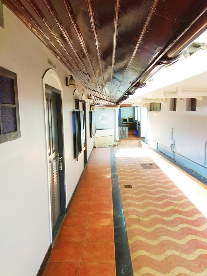 Hotel Maple Regency Kochi Екстер'єр фото
