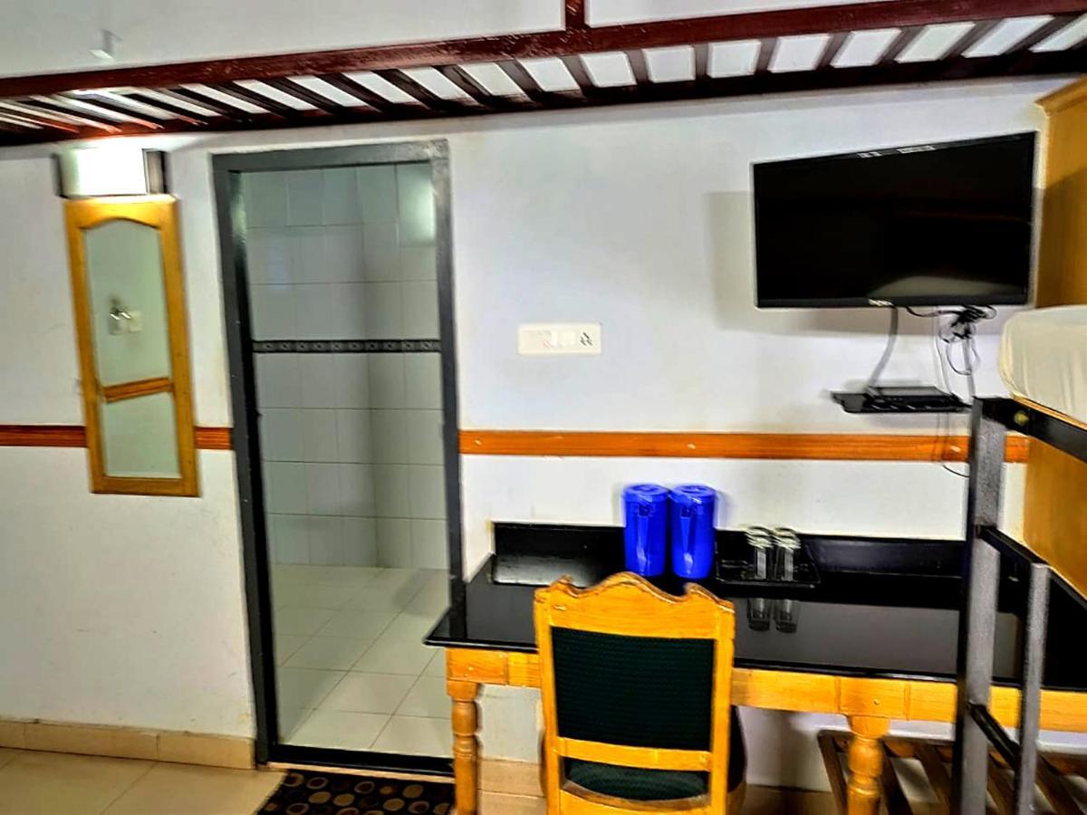 Hotel Maple Regency Kochi Екстер'єр фото